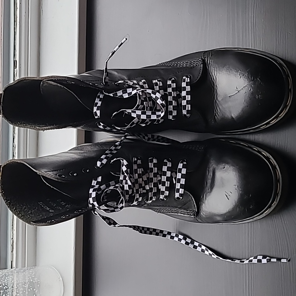Vintage Dr. Martens 133 Women's US 8 Steel Toe 10-Eye black